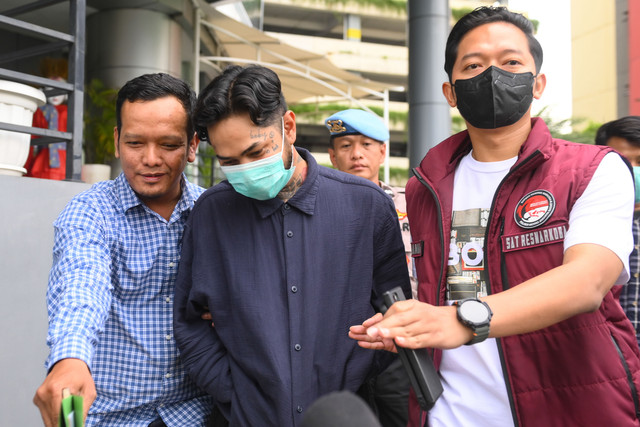 Artis Leonardo Arya atau Onad (tengah) bersiap menjalani pemeriksaan kesehatan di Mapolres Metro Jakarta Barat, Jakarta, Minggu (2/11/2025). Foto: Hafidz Mubarak A/ANTARA FOTO