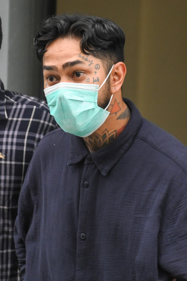 Artis Leonardo Arya atau Onad (tengah) berjalan usai menjalani pemeriksaan kesehatan di Mapolres Metro Jakarta Barat, Jakarta, Minggu (2/11/2025). Foto: Hafidz Mubarak A/ANTARA FOTO