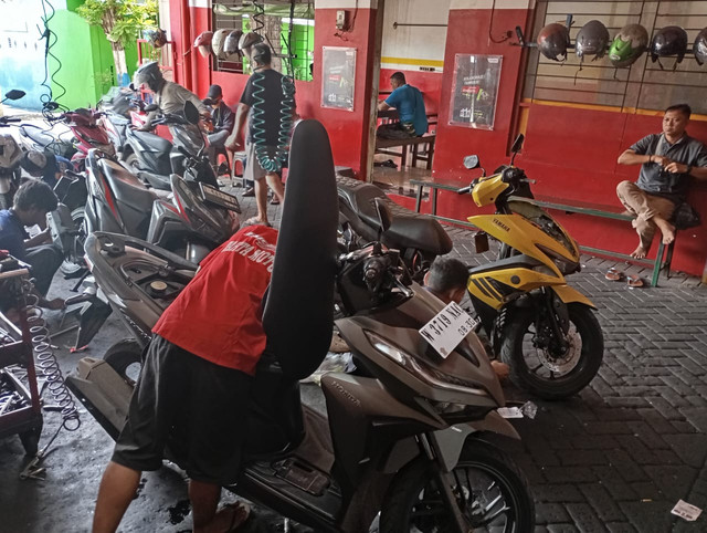 Bengkel di Surabaya yang menerima service motor gratis bagi warga yang motornya brebet karena bahan bakar pertalite. Foto: Dok. Pertamina Patra Niaga