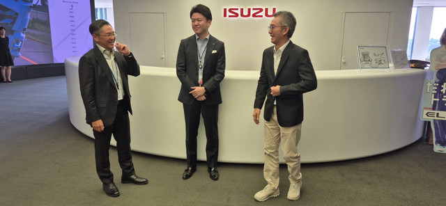 Kiri-kekanan : Masayasu Hideshima President Director PT Isuzu Astra Motor Indonesia, Makoto Goto General Manager Regional Management Office Isuzu Motors Limited, Anton Rusli Vice President Director Isuzu Astra Motor Indonesia. Foto: Angga Sukmawijaya/kumparan