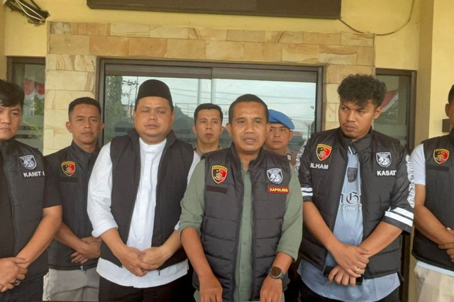 Kapolres Bungo AKBP Natalena Eko Cahyono (tengah) saat menyampaikan keterangan kepada wartawan terkait kasus pembunuhan yang melibatkan oknum anggota kepolisian, Minggu (2/11/2025). Foto: ANTARA/HO-Polres Bungo