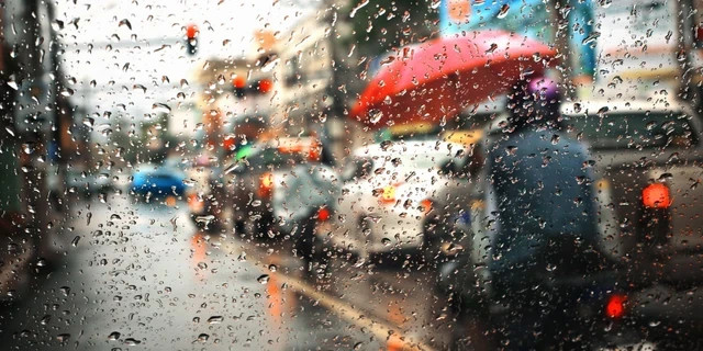 Ilustrasi bahaya mikroplastik di air hujan. Foto: Freepik