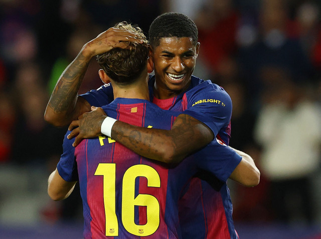 MarMarcus Rashford dari FC Barcelona merayakan gol ketiga mereka bersama Fermin Lopez pada pertandingan Liga Spanyol antara FC Barcelona vs Elche di Estadi Olimpic Lluis Companys, Barcelona, Senin (3/11/2025) dini hari WIB. Foto: Albert Gea/REUTERS