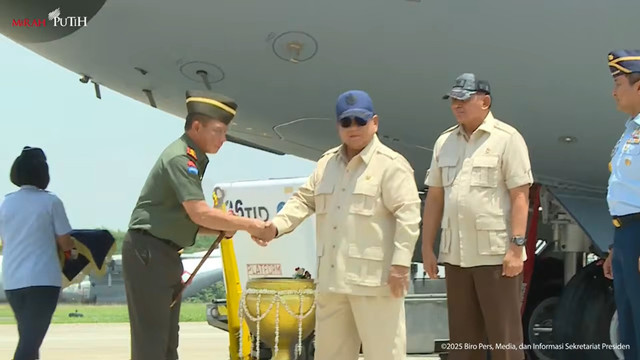 Presiden Prabowo Serahkan Pesawat A400M kepada TNI di bandara Halim Perdanakusuma, Senin (3/11/2025). Foto: YouTube/Sekretariat Presiden