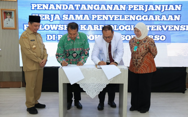 Penandatanganan Perjanjian Kerja Sama (PKS) Penyelenggaraan Fellowship Kardiologi Intervensi di RSUD Soedarso Pontianak. Foto: Dok. Adpim Pemprov Kalbar