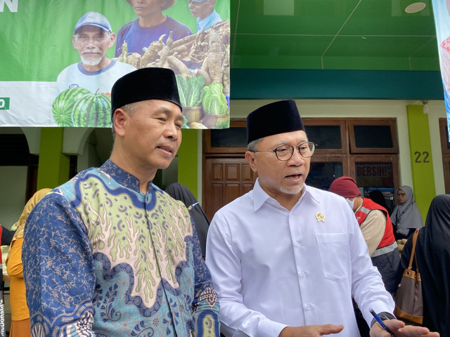 Menko Pangan, Zulkifli Hasan, saat mengunjungi Masjid Nurul Ashri Sleman, Minggu (2/11). Foto: Pandangan Jogja/Resti Damayati