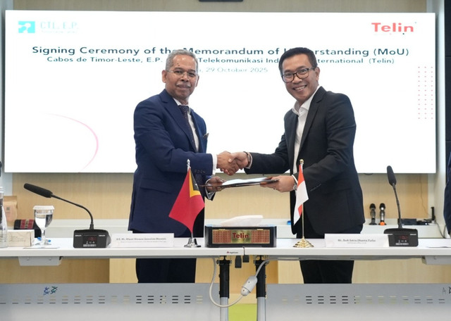 Menteri Transportasi dan Komunikasi / President of the CTL Board Miguel Manetelu (kiri) dan CEO Telin Budi Satria Dharma Purba (kanan) pada acara Penandatanganan Memorandum of Understanding (MoU) kolaborasi pengembangan infrastruktur dan konektivitas digital antara Timor-Leste dan Indonesia di Jakarta, pada Rabu (29/10). Foto: dok. Telkom