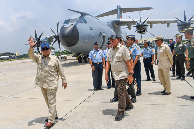 Presiden Prabowo Subianto (kiri) didampingi Menteri Pertahanan Sjafrie Sjamsoeddin (kedua kiri) meninjau pesawat Airbus A400M saat kegiatan serah terima pesawat di Lanud Halim Perdanakusuma, Jakarta, Senin (3/11/2025). Foto: Galih Pradipta/ANTARA FOTO