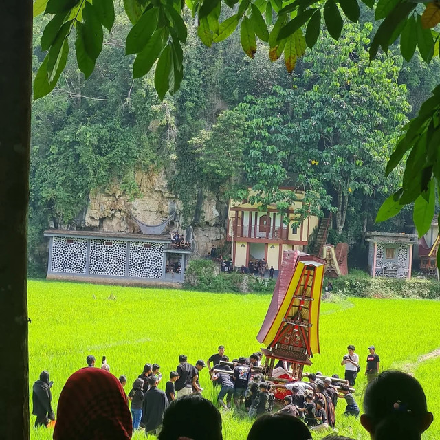 Sebuah arak-arakan pengantar jenazah pada sebuah ritual rambu solo' (ritual pemakaman) di Lampio, Sangalla', Tana Toraja. (Foto: Istimewa)