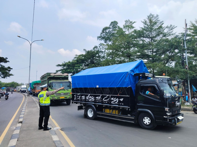 Ruas jalan Pantura dari arah Karawang menuju Bekasi macet imbas demo buruh, Senin (3/11/2025). Foto: kumparan