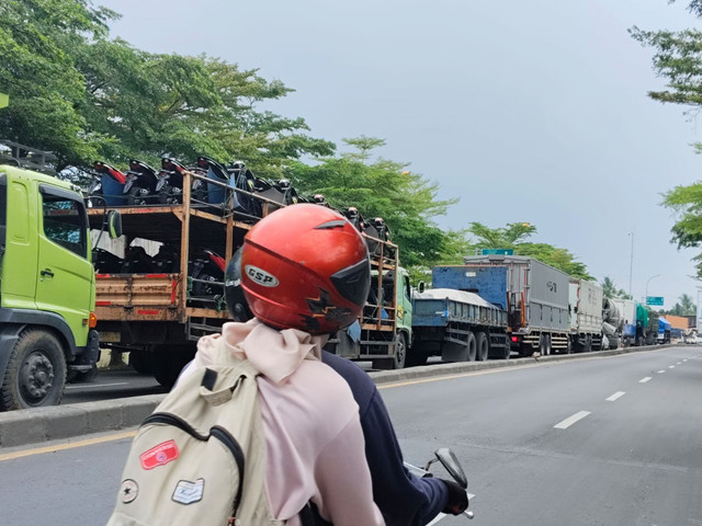 Ruas jalan Pantura dari arah Karawang menuju Bekasi lumpuh total imbas demo buruh, Senin (3/11/2025). Foto: kumparan