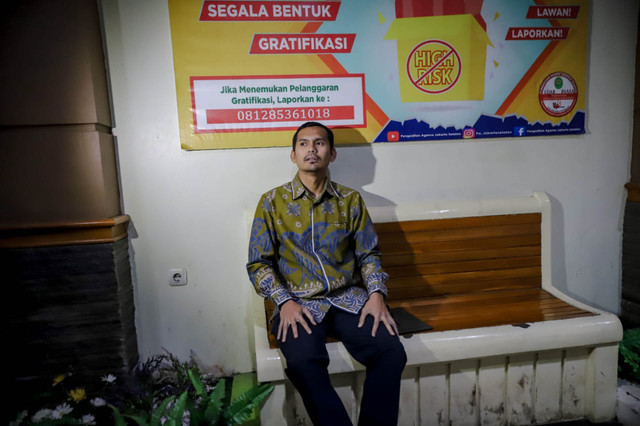 Kuasa hukum Raisa, Putra Lubis (batik corak kuning) dan Reski Bidada Sarandi di Pengadilan Agama Jakarta Selatan, Senin (3/11/2025). Foto: Jamal Ramadhan/kumparan