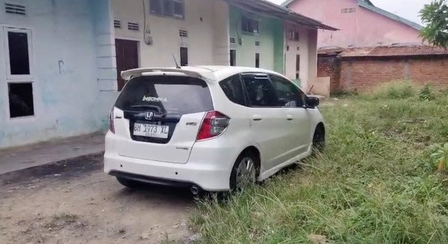 Mobil milik dosen perempuan yang dibawa kabur polisi di Jambi, di Kecamatan Rimbo Tengah, Kabupaten Bungo, Jambi. Foto: Dok. Istimewa