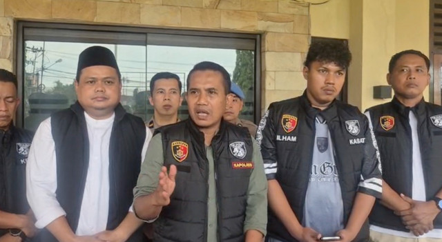 Kapolres Bungo AKBP Natalena Eko Cahyono (tengah), Wakil Bupati Bungo Dedy Putra (kedua kiri), Kasat Reskrim Polres Bungo AKP Ilham Tri Kurnia (kedua kanan), saat menyampaikan perkembangan kasus polisi bunuh dosen. Foto: Dok. Istimewa