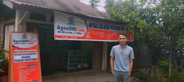 Muhammad Iqbal A. Nursal, pemilik AgenBRILink KDMP Padang Mantinggi, Kecamatan Rao, Pasaman. Foto: Dok. BRI