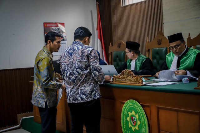 Kuasa hukum Raisa, Putra Lubis dan Reski Bidada Sarandi di Pengadilan Agama Jakarta Selatan, Senin (3/11/2025). Foto: Jamal Ramadhan/kumparan