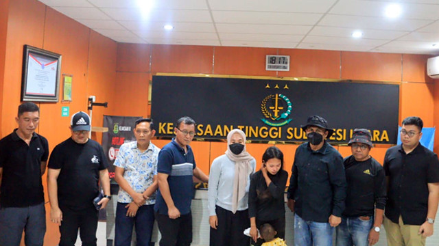 Kejaksaan Tinggi Sulawesi Utara bersama dengan DD alias Neng, terpidana kasus TPPO di Papua Barat. (foto: dokumen kejati sulut)