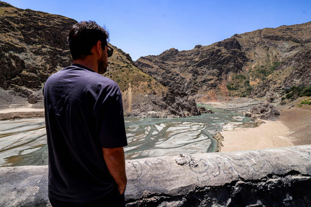 Aliran air rendah sungai di hulu Bendungan Amir Kabir di sepanjang Sungai Karaj terlihat di pegunungan Alborz, Iran utara, pada 1 Juni 2025. Foto: ATTA KENARE / AFP