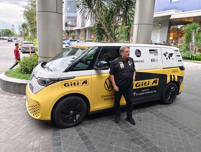 Penjelajah asal Jerman, Rainer Zietlow, saat singgah di Surabaya. Foto: Istimewa