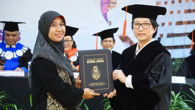 Penyerahan Sertifikat (Sumber: Unika Atma Jaya)