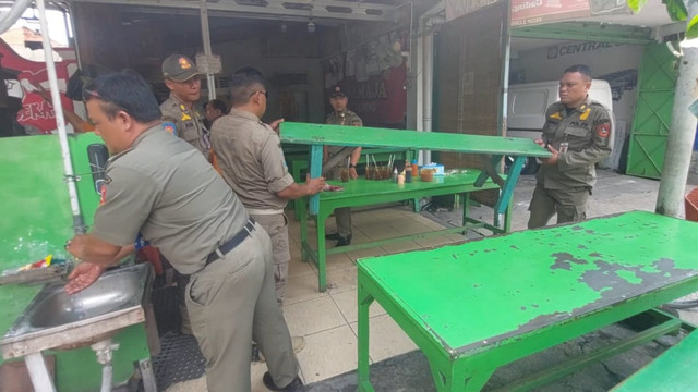 Satpol PP menutup sementara warung bakso yang disebut non-halal di Solo, Senin (3/11/2025). Foto: Dok. Istimewa