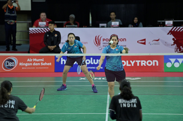 Ganda putri para badminton Indonesi Leani Ratri Oktila dan Khalimatus Sadiyah saat berlaga di Polytron Indonesia Para Badminton International 2025.
 Foto: Polytron Indonesia Para Badminton