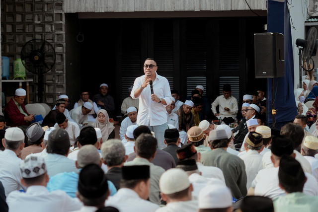 Anggota DPR nonaktif Ahmad Sahroni menyapa warga Kebon Bawang, Tanjung Priok, Jakarta Utara, Minggu (2/11/2025). Foto: Dok. Istimewa