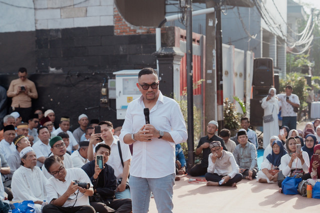 Anggota DPR nonaktif Ahmad Sahroni menyapa warga Kebon Bawang, Tanjung Priok, Jakarta Utara, Minggu (2/11/2025). Foto: Dok. Istimewa