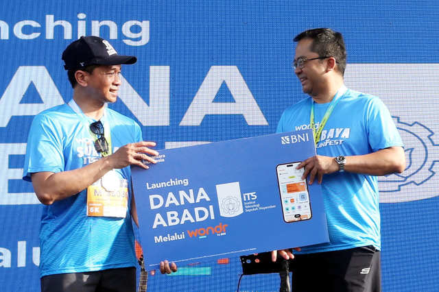 Direktur Kelembagaan BNI, Eko Setyo Nugroho (kanan) dan Rektor ITS, Prof. Bambang Pramujati (kiri) pada peresmian fitur Dana Abadi ITS di wondr by BNI pada kegiatan wondr Surabaya ITS Run 2025, Minggu (2/11/2025). Foto: Dok. BNI