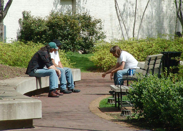 Ilustrasi tiga orang sedang duduk di taman dan bercengkerama. Foto: unsplash.com/id/@ambroseprince