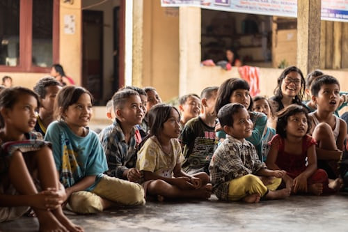 Ilustrasi Pentingnya Kontak Mata Pendongeng dengan Audience saat Story Telling, Foto: Unsplash/Yannis H