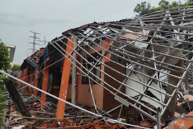 Kondisi bangunan ambruk imbas hujan deras dan angin kencang di SMKN 1 Gunung Putri, Kabupaten Bogor, Senin (3/11/2025). Foto: Dok. Istimewa