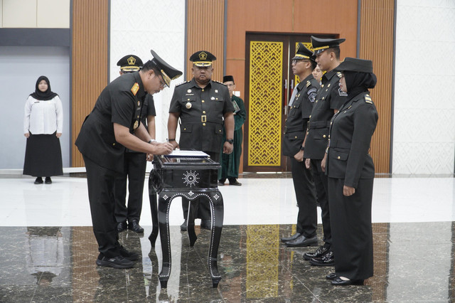 Acara pelantikan, pengambilan sumpah jabatan, serta kenaikan jabatan fungsional tertentu di Kanwil Kemenkum Kalimantan Barat. Foto: Dok. Kanwil Kemenkum Kalbar