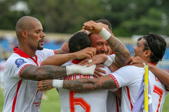 Selebrasi pemain Malut United FC usai mencetak gol ke gawang Persijap Jepara pada pertandingan Super League di Stadion Gelora Bumi Kartini (GBK), Kabupaten Jepara, Jawa Tengah, Senin (3/11/2025). Foto: Nirza/ANTARA FOTO