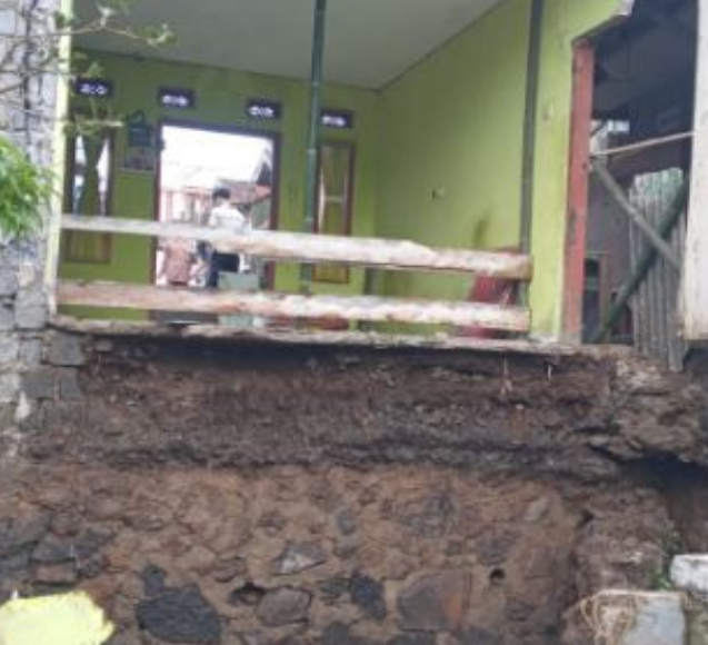 Rumah warga di Kampung Cibedug, Desa Cikole, Kecamatan Lembang, Kabupaten Bandung Barat terdampak longsor. Foto: BPBD Jabar