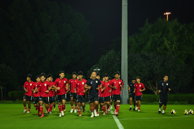 Sejumlah pesepak bola Timnas Indonesia U-17 mengikuti latihan resmi jelang laga Grup H Piala Dunia U-17 di Lapangan latihan Stadion Al Thumama, Doha, Qatar, Senin (3/11/2025). Foto: Bayu Pratama S/ANTARA FOTO