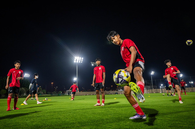 Sejumlah pesepak bola Timnas Indonesia U-17 mengikuti latihan resmi jelang laga Grup H Piala Dunia U-17 di Lapangan latihan Stadion Al Thumama, Doha, Qatar, Senin (3/11/2025). Foto: Bayu Pratama S/ANTARA FOTO