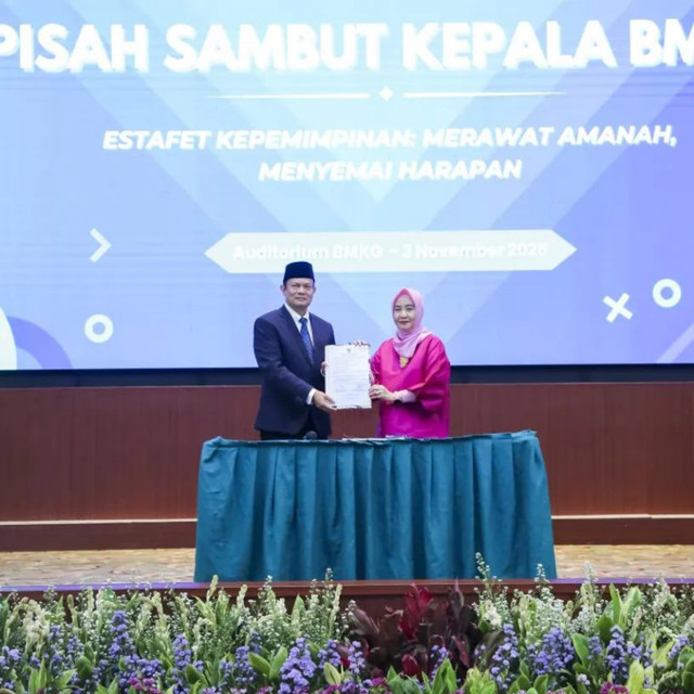 Serah terima jabatan Kepala BMKG kepada Teuku Faisal Fathani oleh Dwikorita Karnawati di Auditorium BMKG, Jakarta, Senin (3/11/2025). Foto: Dok. BMKG