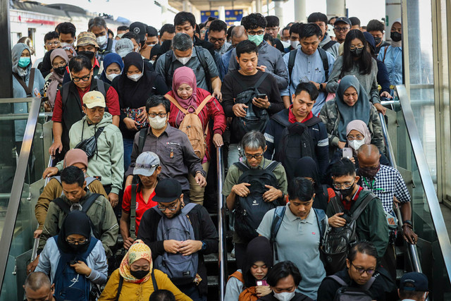 Suasana kepadatan penumpang kereta di Stasiun Manggarai, Selasa (4/11/2025). Foto: Iqbal Firdaus/kumparan