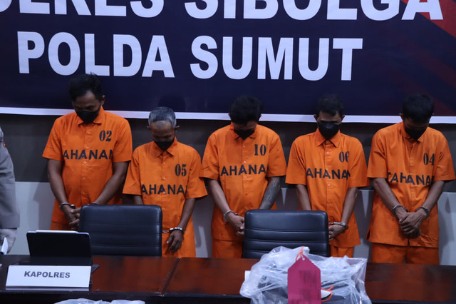 Konferensi pers lima pelaku pengeroyokan terhadap pria hingga tewas di Masjid Agung Sibolga, Sibolga, Senin (3/11/2025). Foto: Polda Sumut