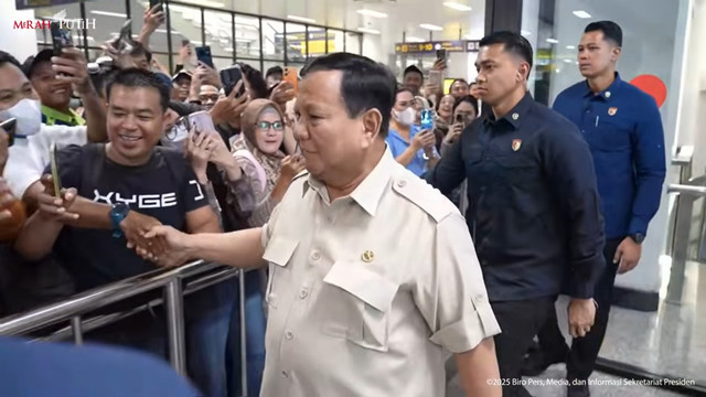 Presiden Prabowo Subianto meninjau Stasiun Tanah Abang Baru, Jakarta, Selasa (4/11/2025). Foto: YouTube/Sekretariat Presiden