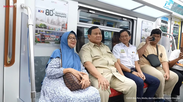 Presiden Prabowo Subianto meninjau gerbong kereta dari Stasiun Tanah Aban Baru, Jakarta, Selasa (4/11/2025). Foto: YouTube/Sekretariat Presiden