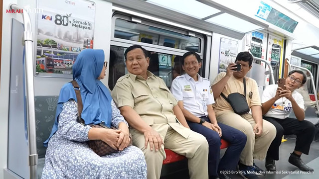Presiden Prabowo Subianto meninjau gerbong kereta dari Stasiun Tanah Abang Baru, Jakarta, Selasa (4/11/2025). Foto: YouTube/Sekretariat Presiden