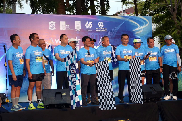 Wali Kota Surabaya Eri Cahyadi (ketiga dari kiri), Rektor ITS Prof Bambang Pramujati (keempat dari kiri), dan Direktur Kelembagaan BNI Eko Setyo Nugroho (keempat dari kanan) saat flag off wondr Surabaya ITS Run 2025 di Balai Kota Surabaya pada Minggu (2/11/2025). Foto: Dok. BNI