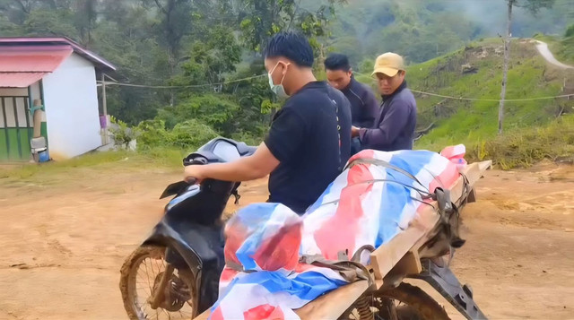 Warga di Entikong menggunakan ojek motor untuk membawa jenazah. Foto: Dok. Facebook Kabar Kalbar