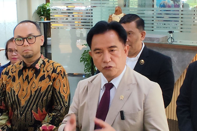 Menko Kumham Imipas Yusril Ihza Mahendra (kanan) dan Kepala PPATK Ivan Yustiavandana (kiri) di Kantor PPATK, Jakarta, Selasa (4/11/2025). Foto: Rachmadi Rasyad/kumparan