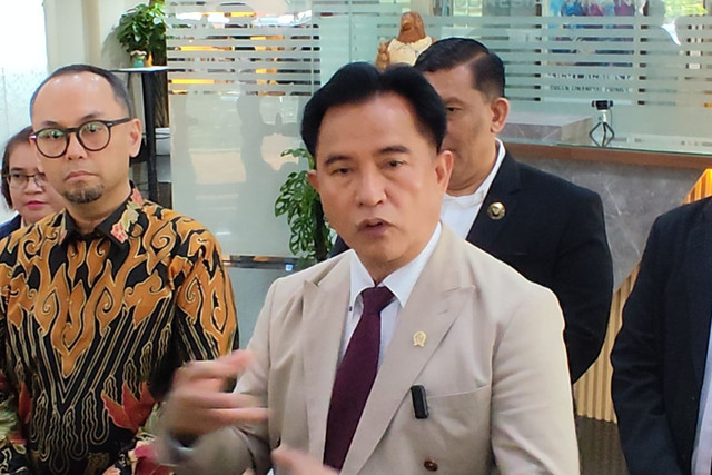 Menko Kumham Imipas Yusril Ihza Mahendra (kanan) dan Kepala PPATK Ivan Yustiavandana (kiri) di Kantor PPATK, Jakarta, Selasa (4/11/2025). Foto: Rachmadi Rasyad/kumparan