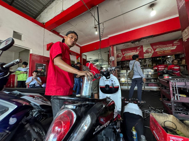 Teknisi menangani keluhan motor pengguna BBM milik Pertamina yang mengalami brebet. (Aset: Istimewa)