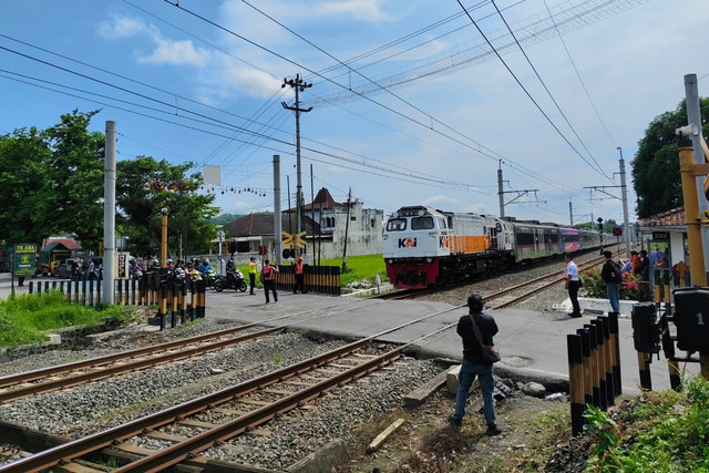 Lokasi kejadian KA Bangunkarta menabrak mobil dan motor di Prambanan, Selasa (4/11/2025). Foto: Arfiansyah Panji Purnandaru/kumparan