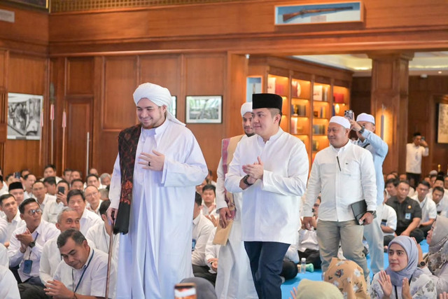 Sekretaris Kabinet Teddy Indra Wijaya dan Habib Jindan bin Novel di Aula Hoegeng, Sekretariat Kabinet RI, Jakarta, Selasa (4/11/2025). Foto: Instagram/@sekretariat.kabinet
